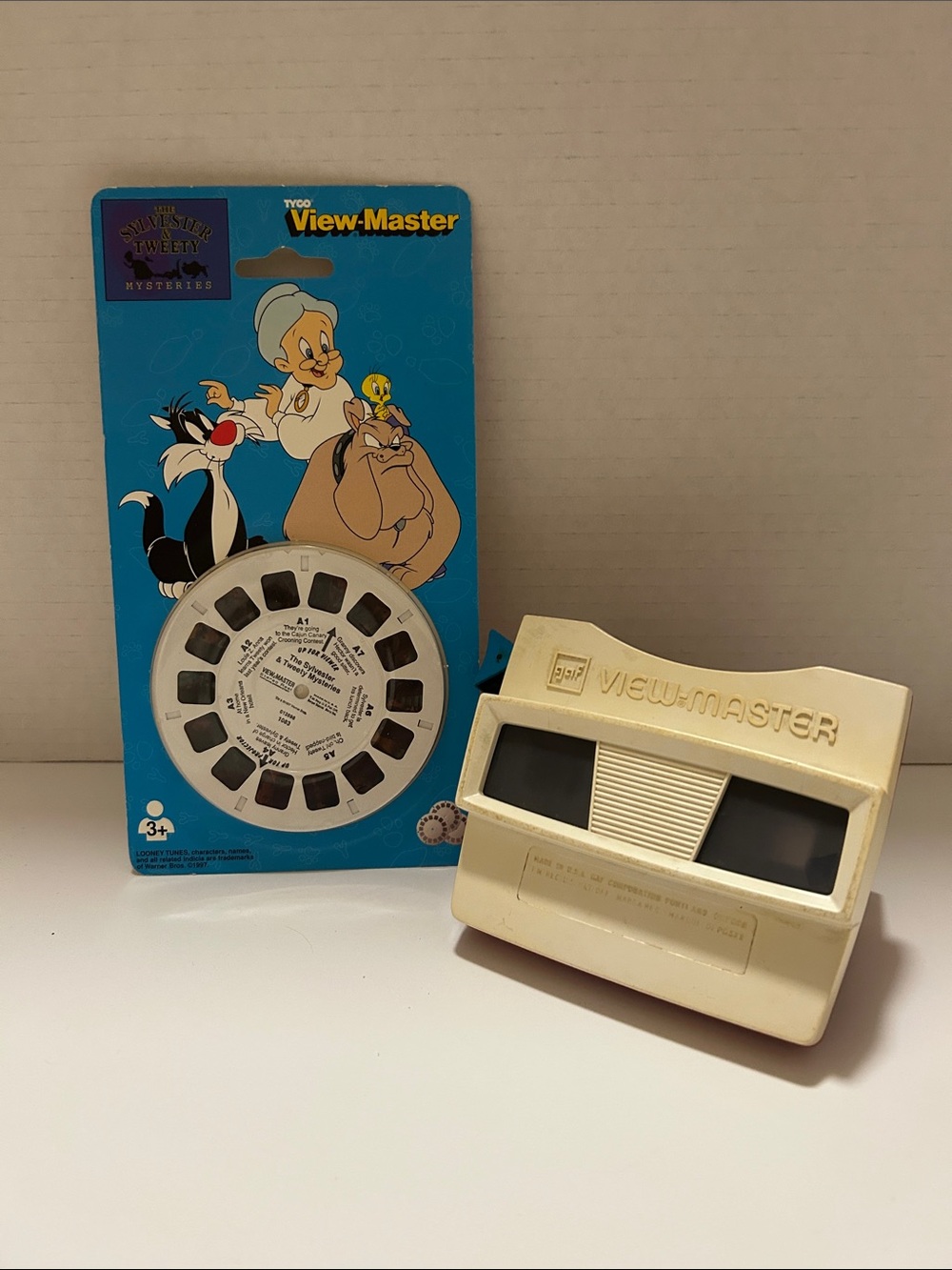Vintage 1970s view master with looney toons reels new in package.